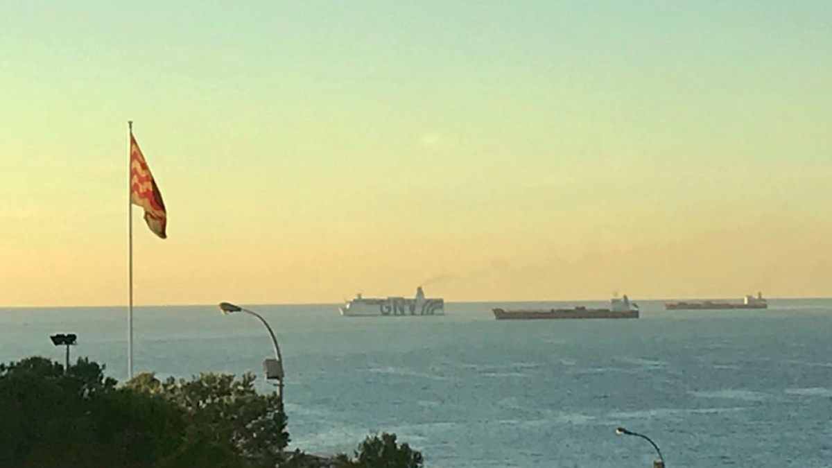 El vaixell que allotjava agents de les Forces de Seguretat de l'Estat marxant del Port de Tarragona.