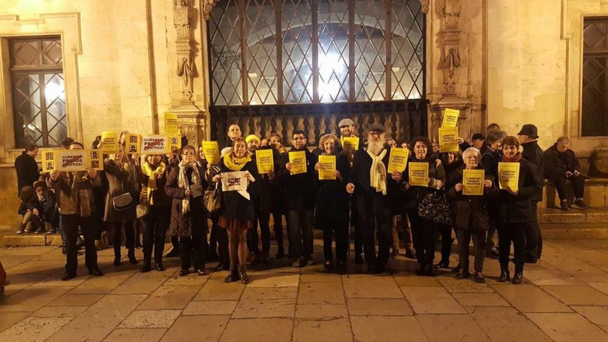 La policía española identifica a dos personas en Palma por cantar villancicos a favor de la liberación de los presos políticos