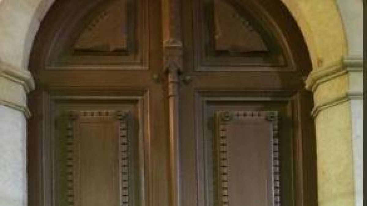 Aparecen varias pintadas a las puertas del Ayuntamiento de Valls