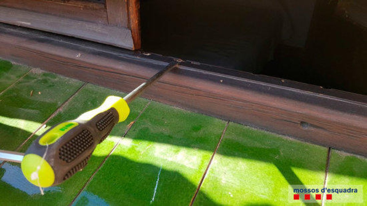 Detenen quatre homes per un robatori amb força en una casa del Catllar