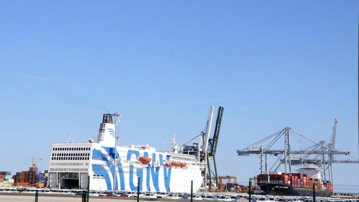 Els estibadors de Tarragona també decideixen no abastir el vaixell policial