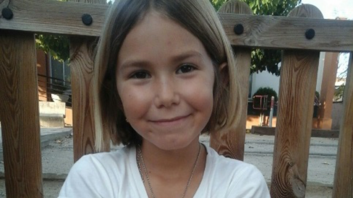 Una niña de 6 años descubre una pieza de cerámica del s. XVIII en Santa Oliva