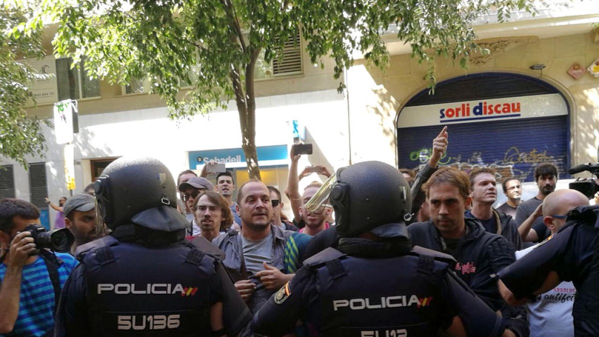 La policía se retira de puerta de la sede de la CUP y se lleva material de la campaña