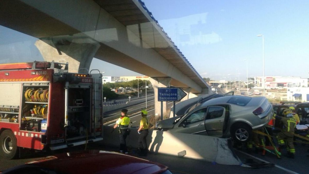 Cinco vehículos chocan en dos accidentes diferentes casi simultáneos a la T-11