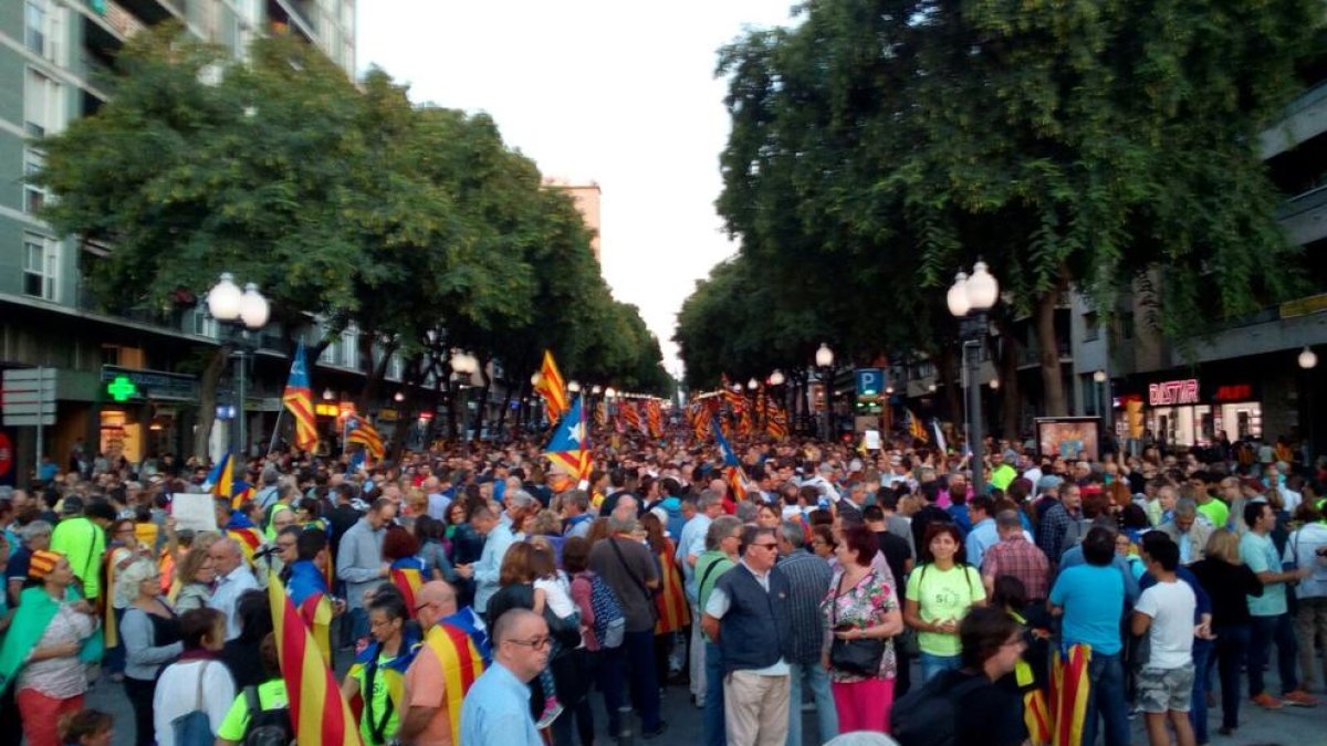 Una manifestación multitudinaria apoya la democracia en Tarragona