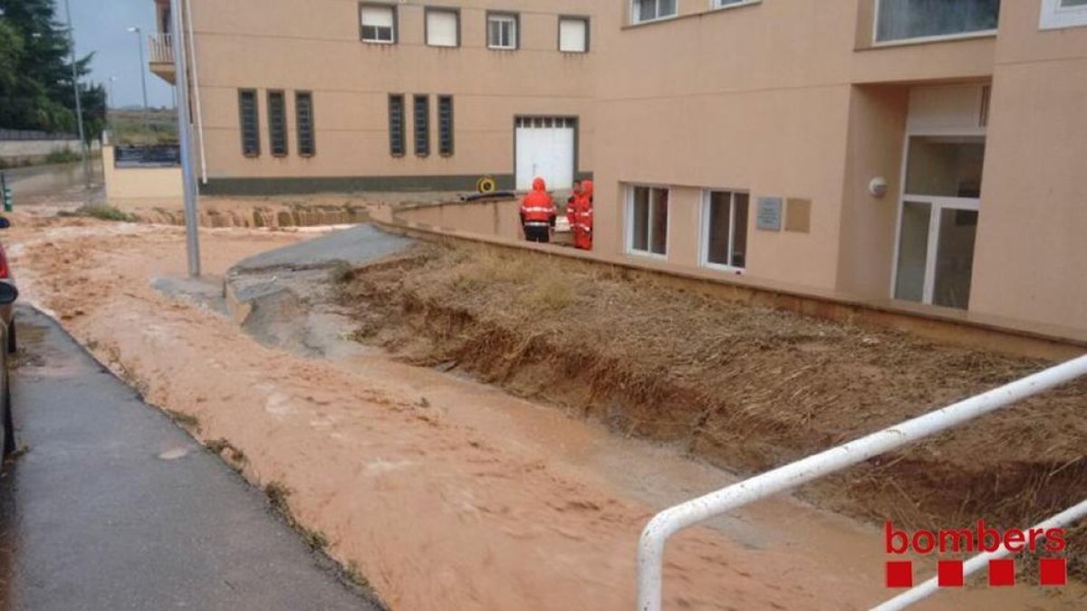 La pluja inunda els baixos d'una residència de gent gran a Gandesa