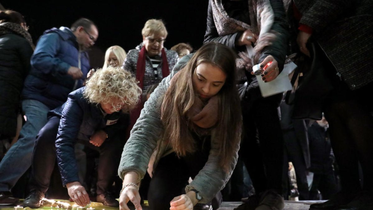 Un millar de personas se reúnen en la plaza de la Font para reclamar la liberación de los «presos políticos»