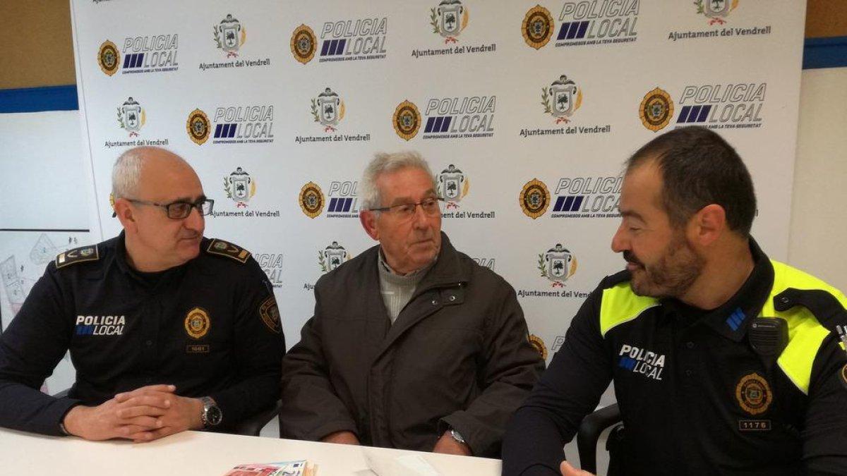 La Policia Municipal torna al seu propietari 500 euros que unes veïnes van trobar al carrer