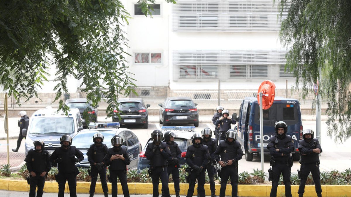 La Policia Nacional registra els vehicles dels pares d'una llar d'infants