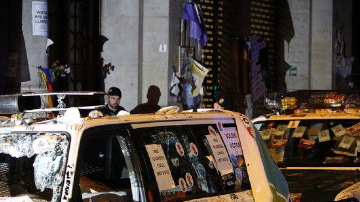 La Guàrdia Civil abandona definitivament el Departament d'Economia quasi 24 hores després d'haver-hi entrat