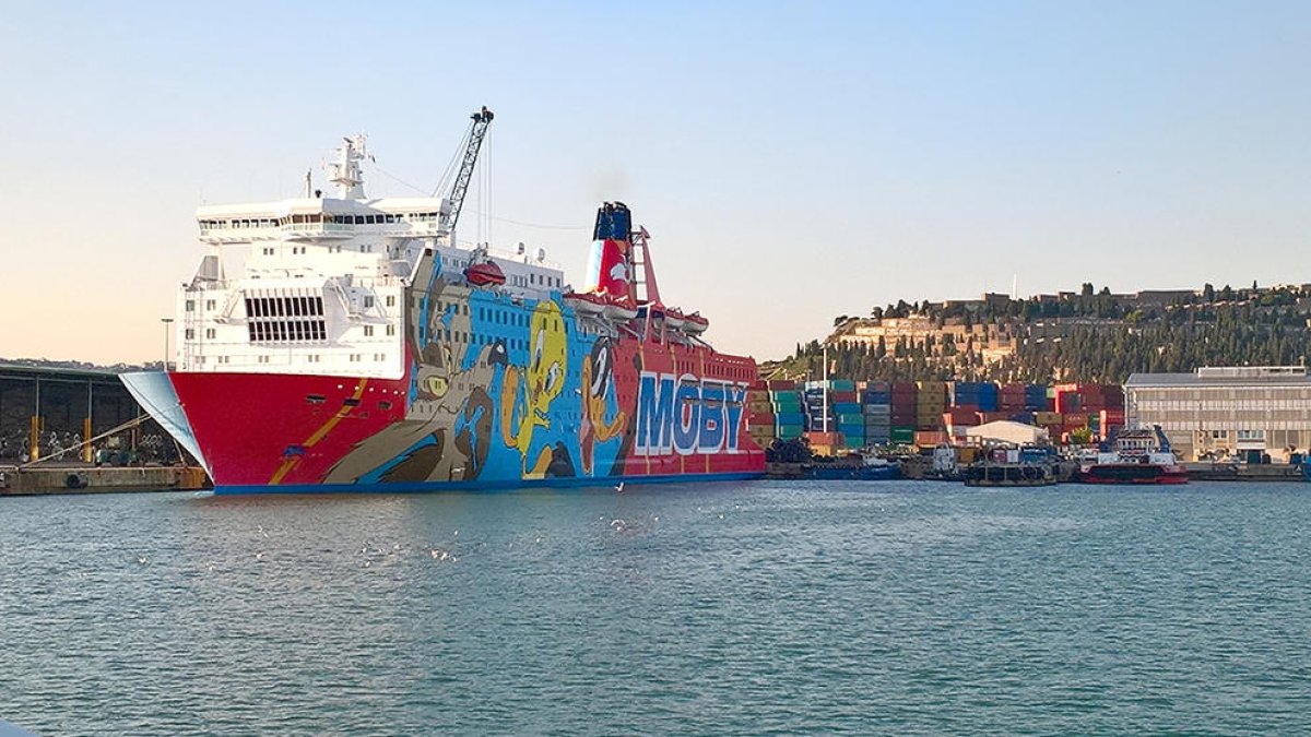 Els estibadors de Barcelona decideixen no proveir els vaixells atracats per allotjar la policia espanyola