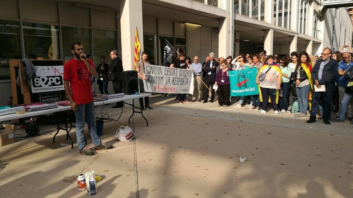La comunitat universitària es concentra per defensar les institucions catalanes i la democràcia