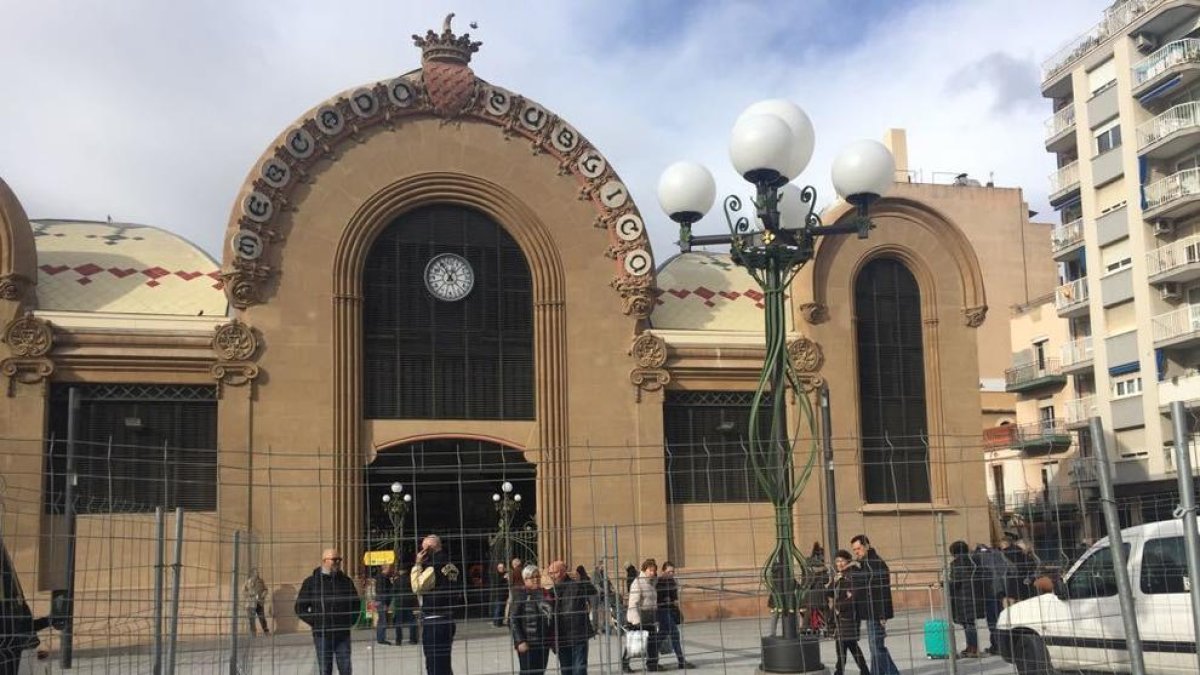 Colocan la farola que completa el histórico banco de mármol de la plaza Corsini