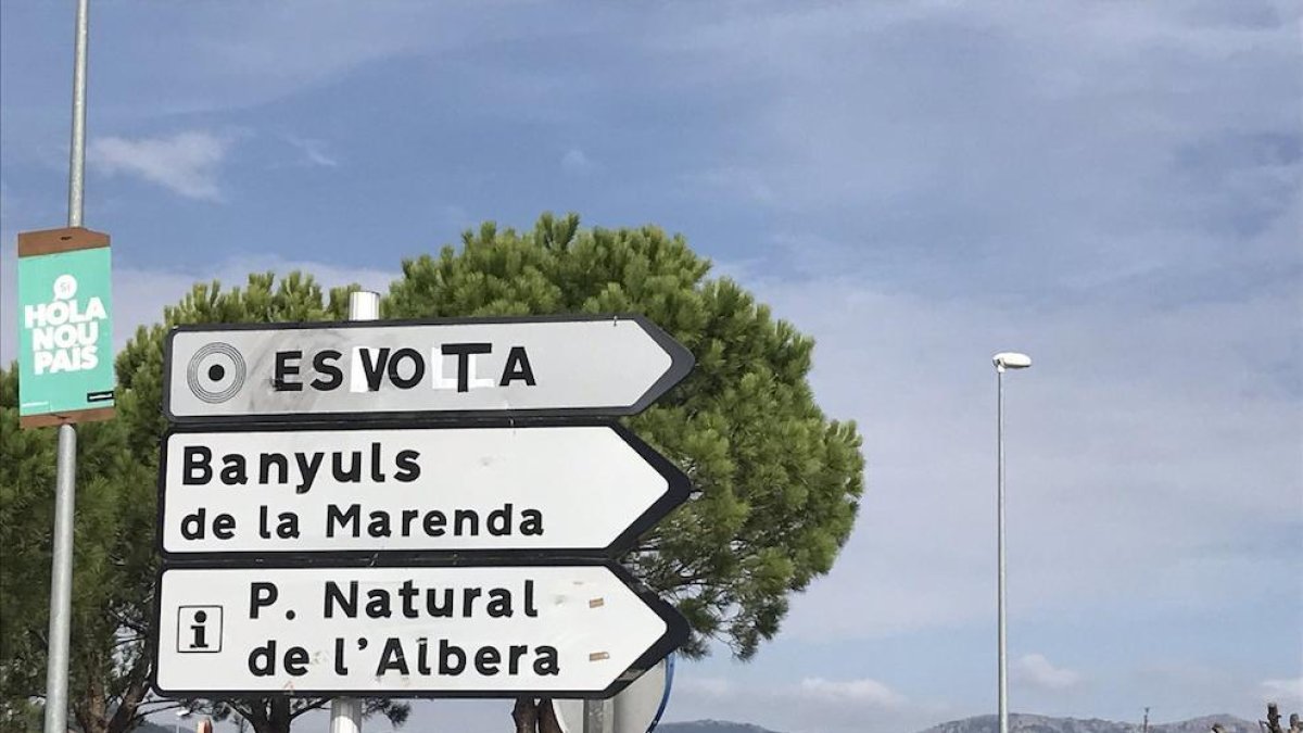 Denuncien quatre guàrdies civils per arrencar senyeres i estelades en un poble empordanès