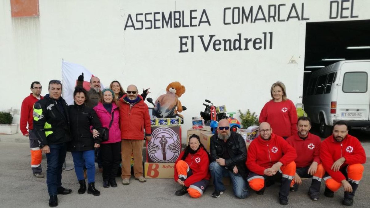 L'Associació motorista Pirates Creixell Motoristes Solidaris entrega 260 joguines a la Creu Roja