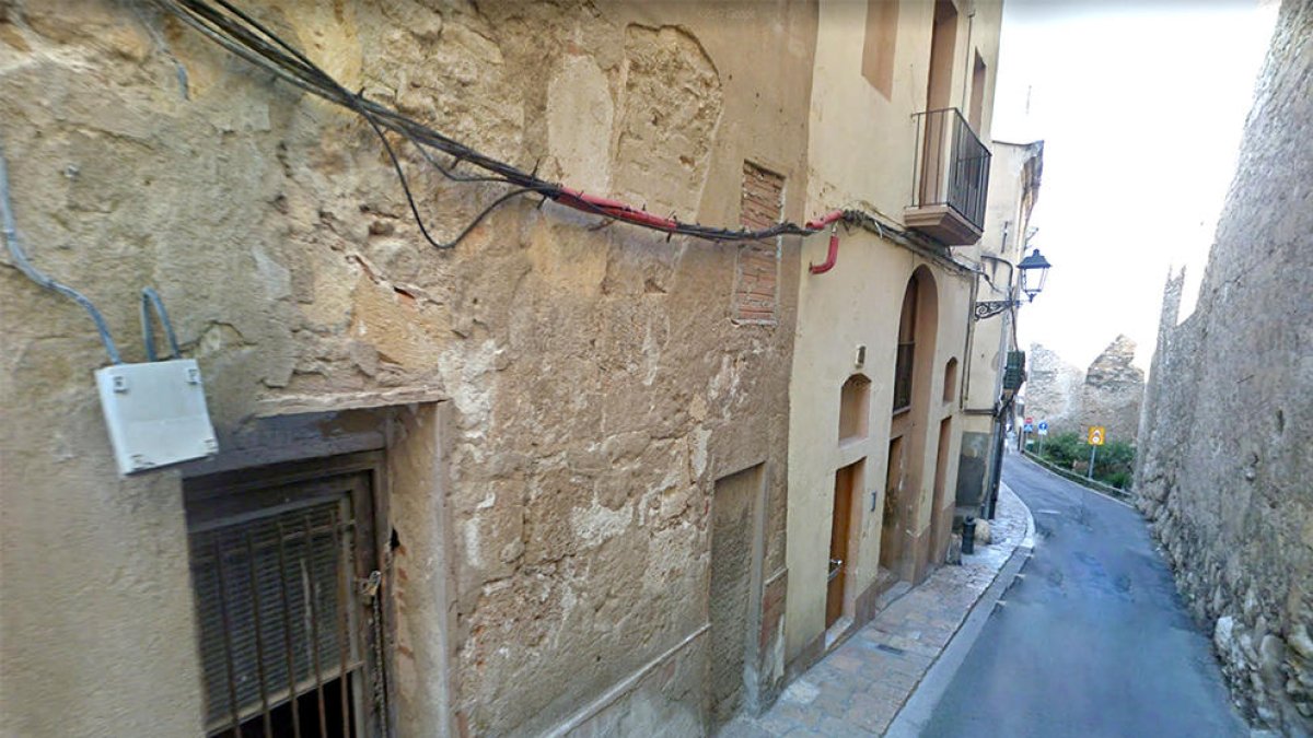 Immoble en mal estat al carrer de la Baixada del Roser.