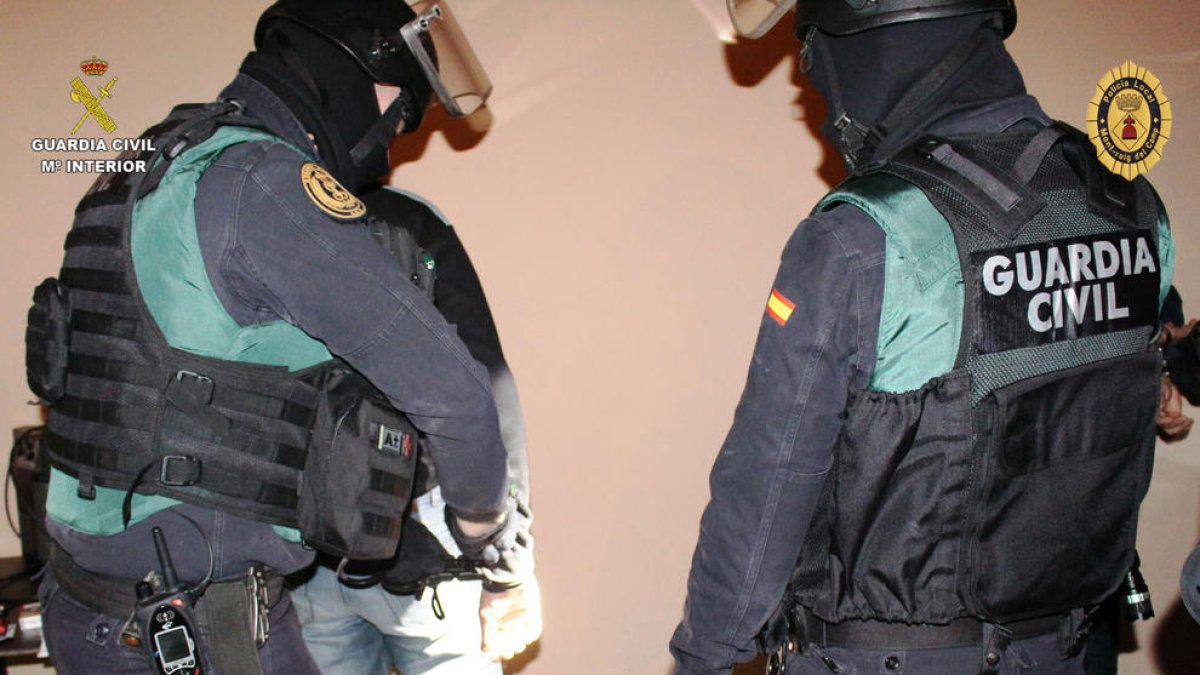 Detingudes dues persones a Miami-Platja per tràfic de drogues