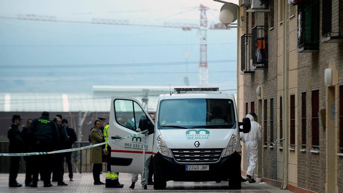 Un hombre mata a su pareja ante|delante de sus tres hijos