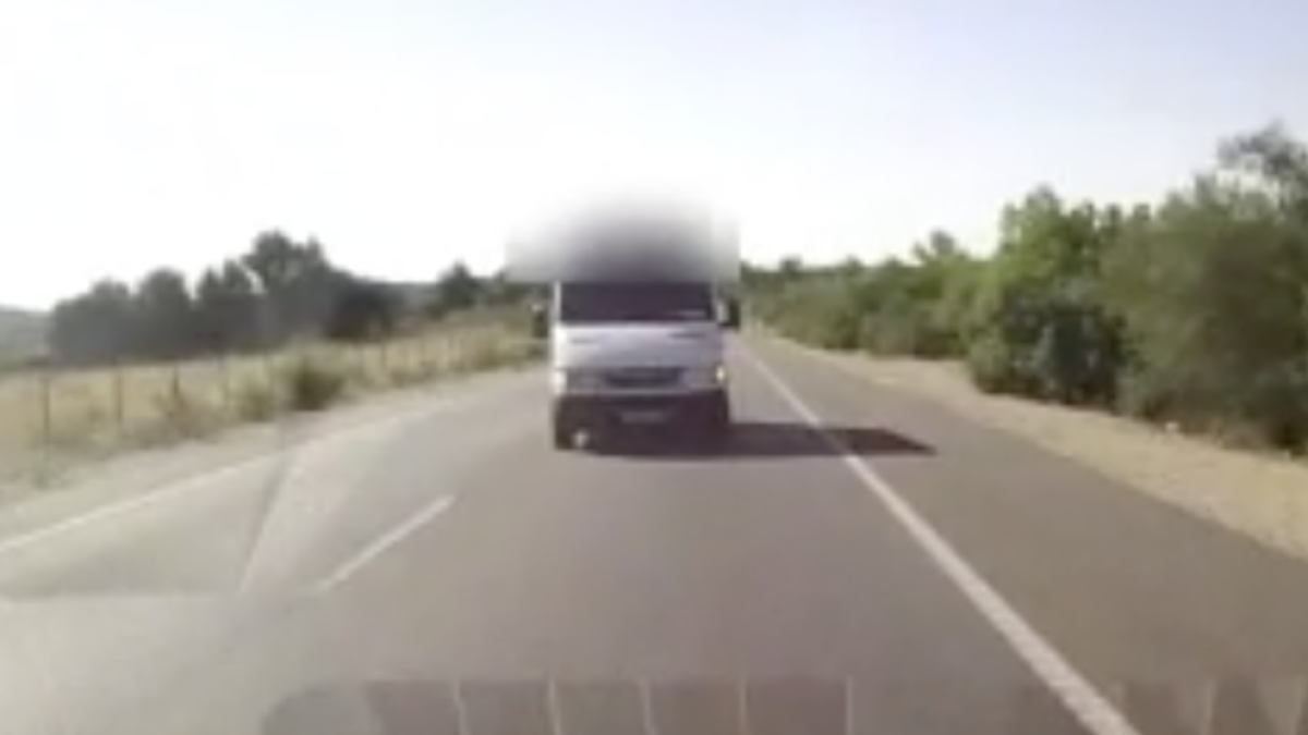 Intenta treure de la carretera a un conductor que l'havia gravat tirant escombraries al camp