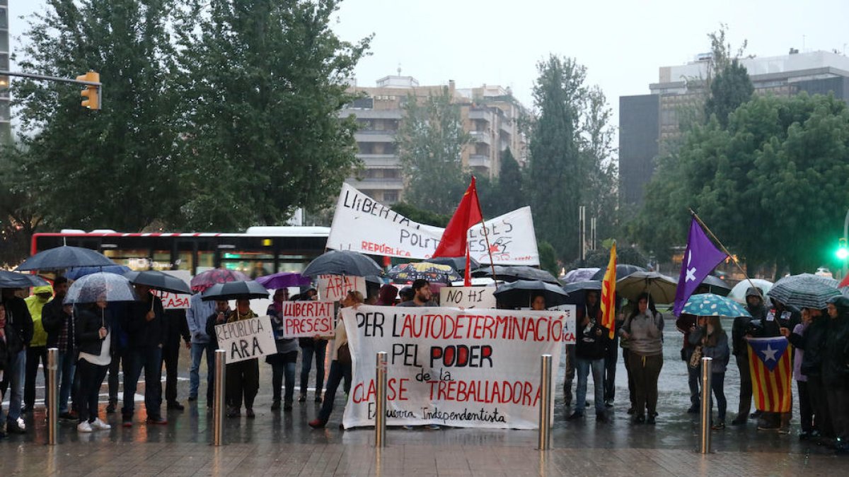 Una cinquantena de persones desafien la pluja per reclamar la llibertat dels Jordis