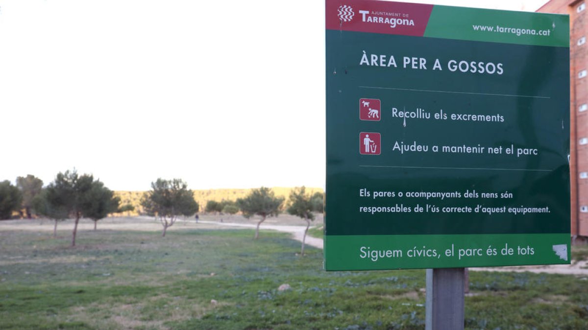 L'enverinament de dos gossos a un pipicà senyalitzat alerta a Sant Pere i Sant Pau