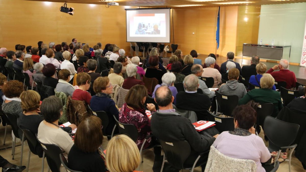 ajuda, pobresa, Salou, crònica, menjar, Càritas, assistència, roba, voluntaris