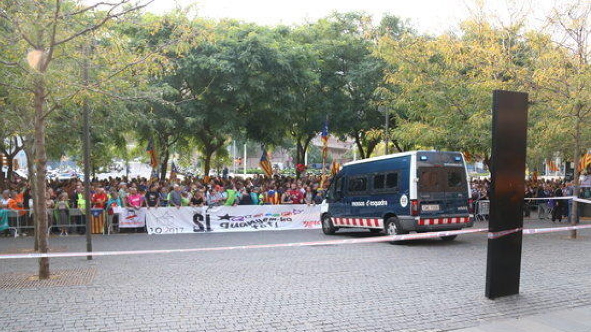 Centenars de persones es concentren a la Ciutat de la Justícia per demanar la llibertat dels detinguts per l'1-O