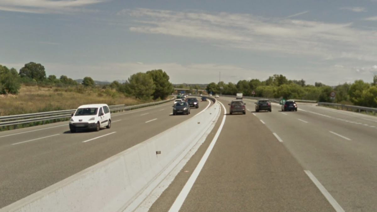 Una furgoneta se incendia al AP-7 a la altura de Vendrell