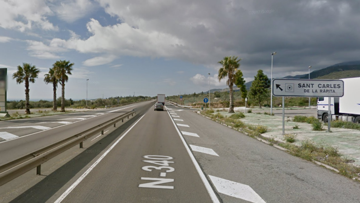 Dos hombres de 26 y 36 años, heridos en un choque entre un coche y una furgoneta en Sant Carles de la Ràpita