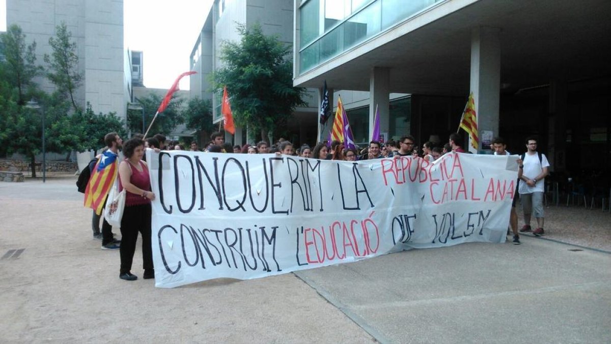 Concentración en Sescelades a favor de la democracia y el referéndum