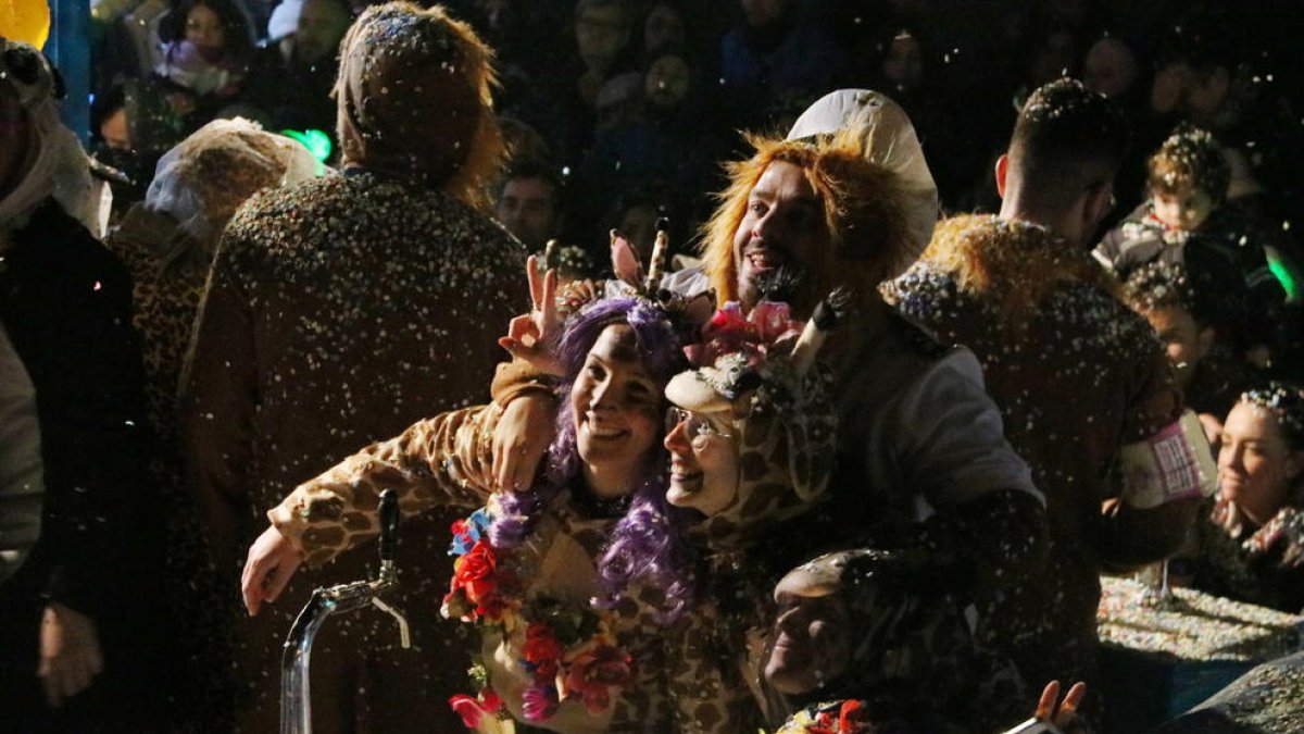 25 tones de confeti banyen més de 30.000 visitants en la 38a edició del Cós Blanc de Salou