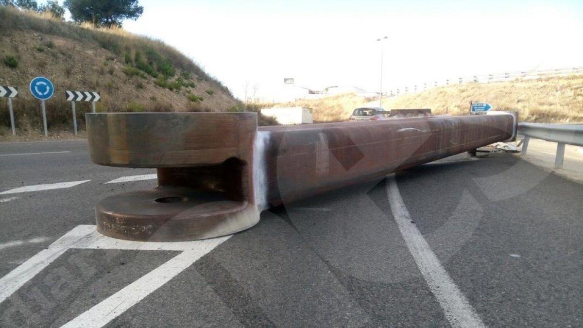Un camió 'perd' una gran peça industrial que transportava