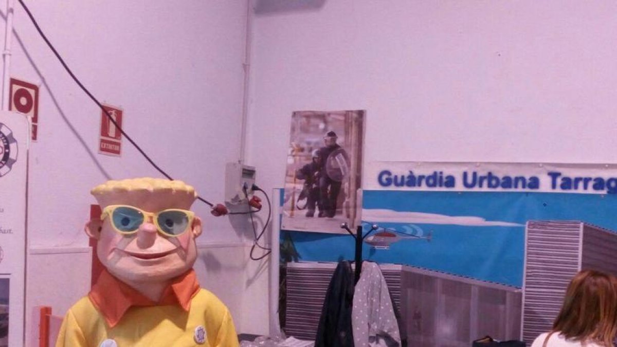 La CUP de Tarragona reclama que es tregui una foto d'antidisturbis de l'estand de la Guàrdia Urbana al Parc de Nadal