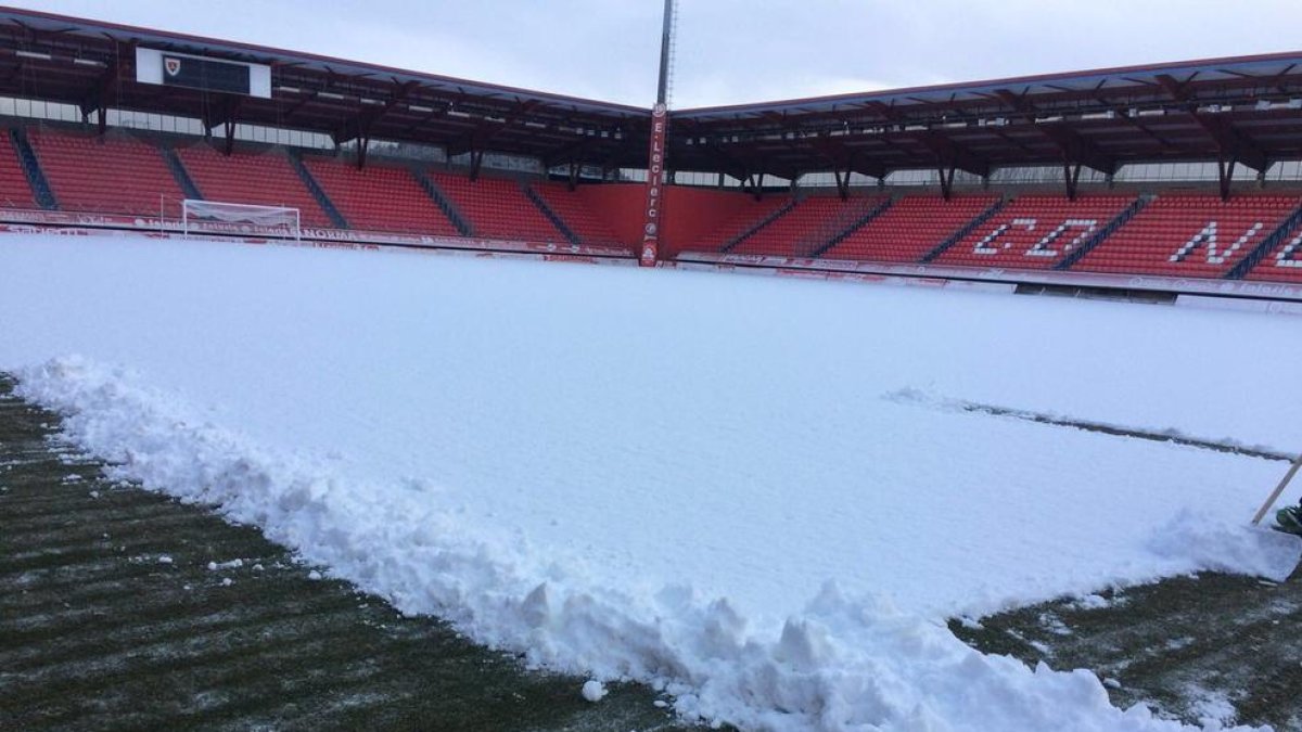 El estadio de Los Pajaritos ha despertado completamente cubierto por la nieve