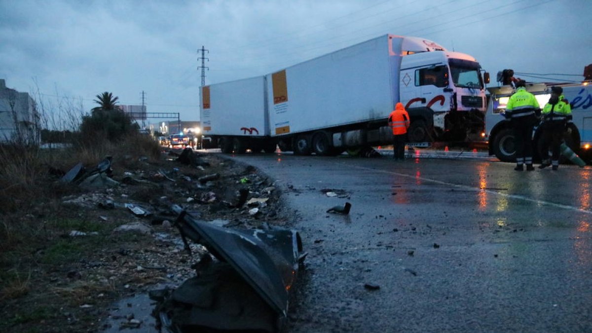 Un camión hace la tijera y se lleva tres vidas por delante