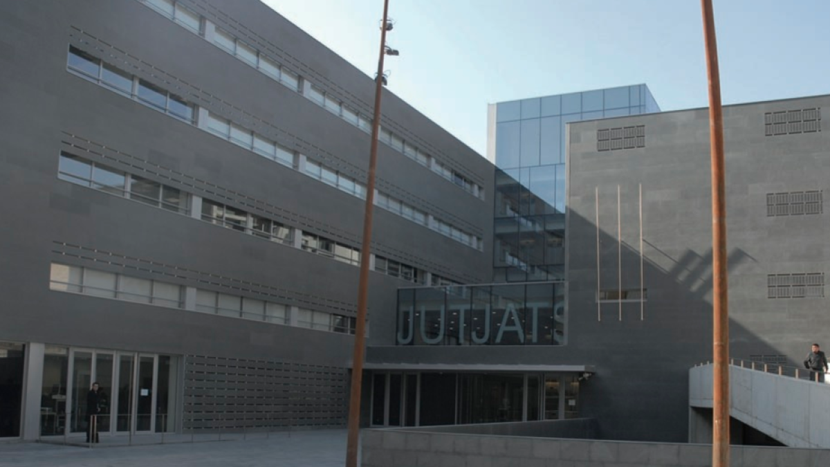 A presó per agredir un home amb una aixada durant una discussió de trànsit