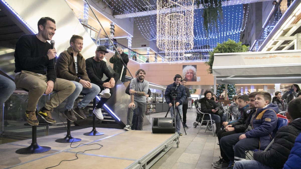 La plantilla del CF Reus se sotmet a la roda de premsa més agradable