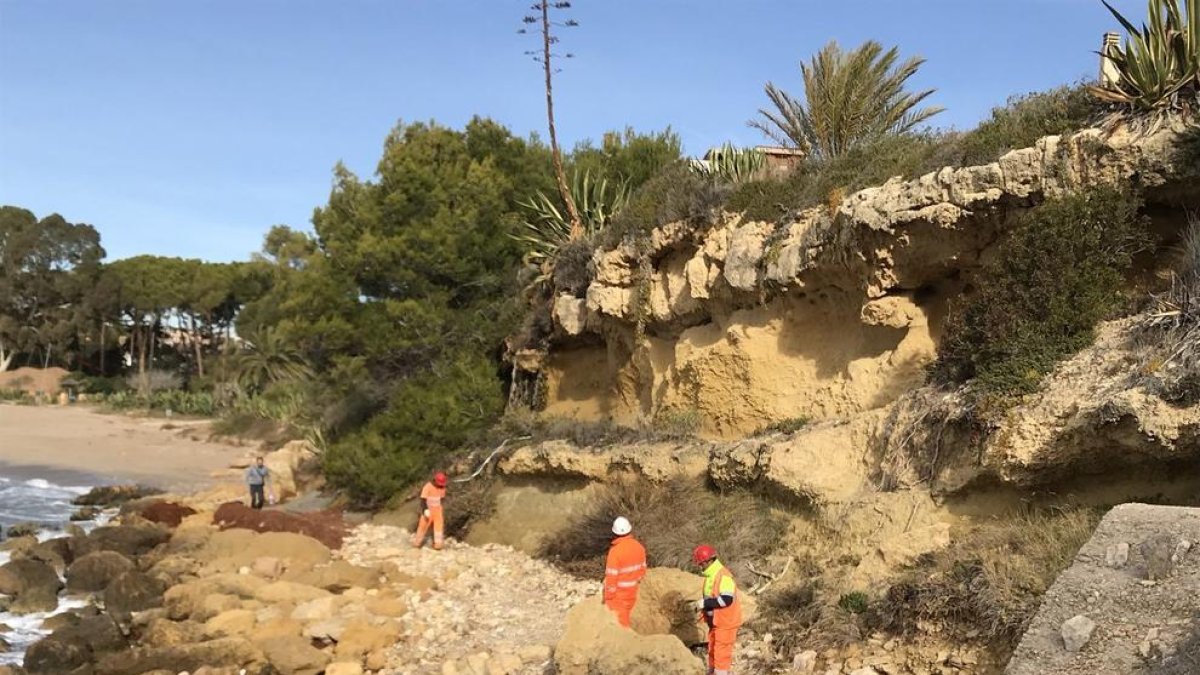 Trituran las dos rocas que habían caído a la playa de Altafulla antes del verano