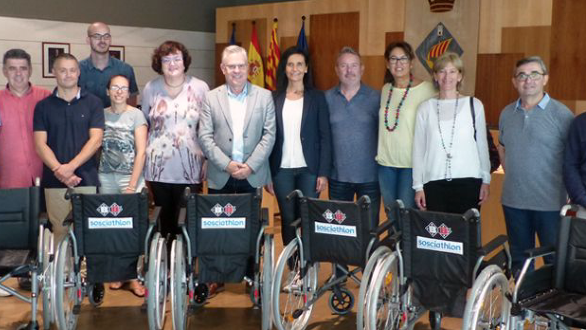 Los organizadores de Sosciathlon dan 6 sillas de ruedas a las escuelas de Salou