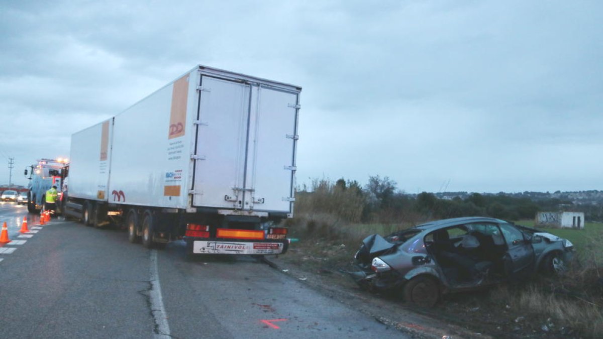 Tres persones moren en un xoc entre dos cotxes i un camió a Coma-ruga