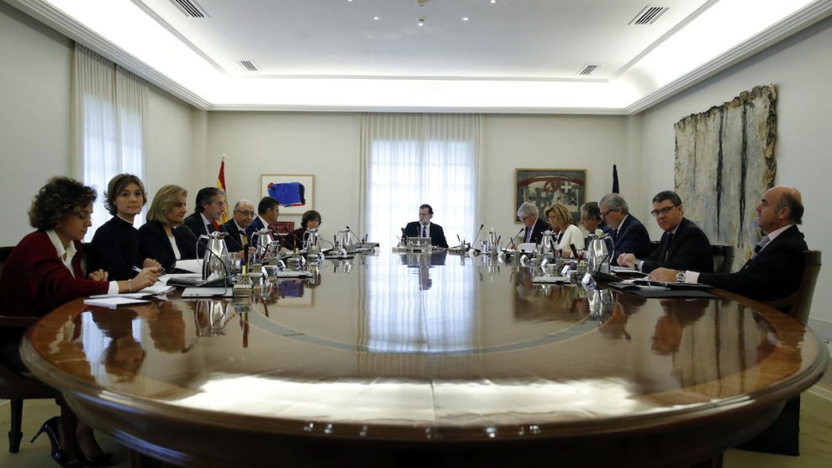 El govern espanyol justifica el 155 per la necessitat de garantir «els drets i llibertats de tots els catalans»