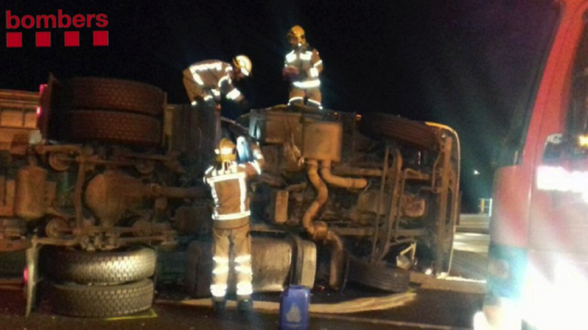 Herido grave el conductor de un camión al volcar en la N-340, en l'Aldea