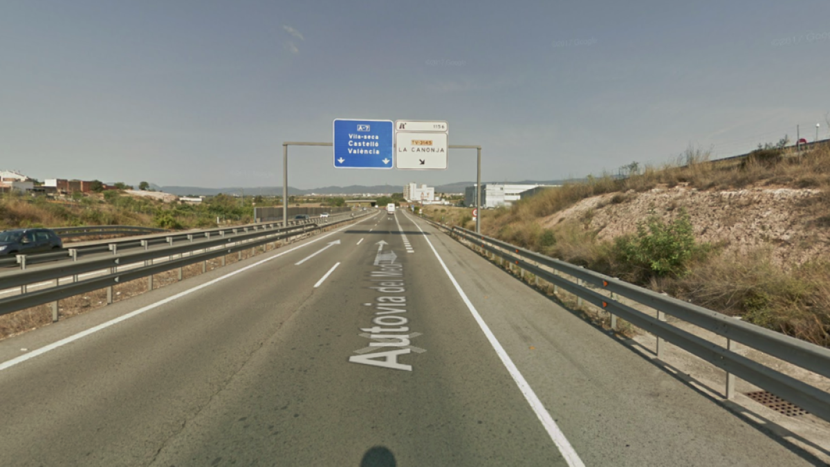 Un hombre muere mientras circulaba por la A-7 en la Canonja e impacta contra una media