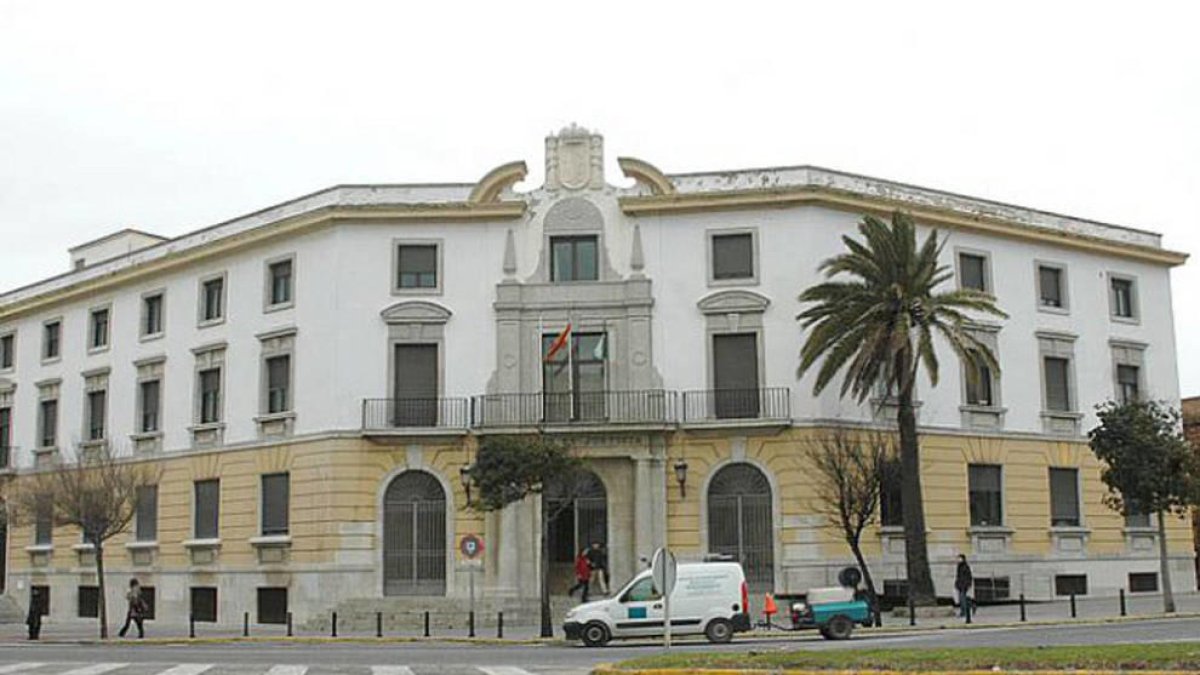 Absuelven a una profesora que puso a un alumno de tres años dentro de la papelera