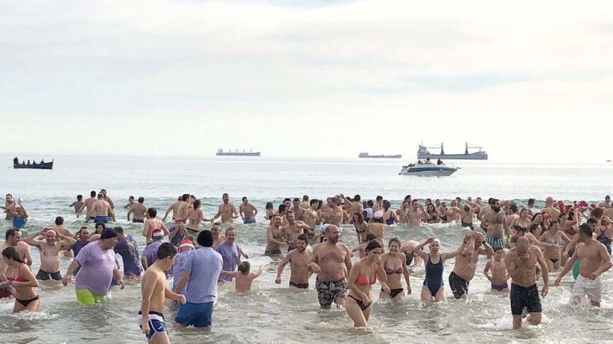Nueva cita con el baño del invierno en la playa del Milagro