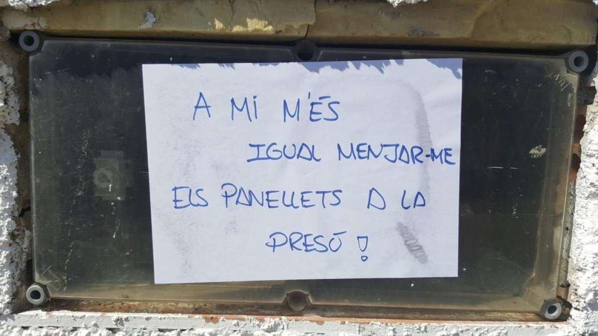 Vecinos del Catllar empapelan con carteles del 1-O la casa del exalcalde Antonio López (PSC)