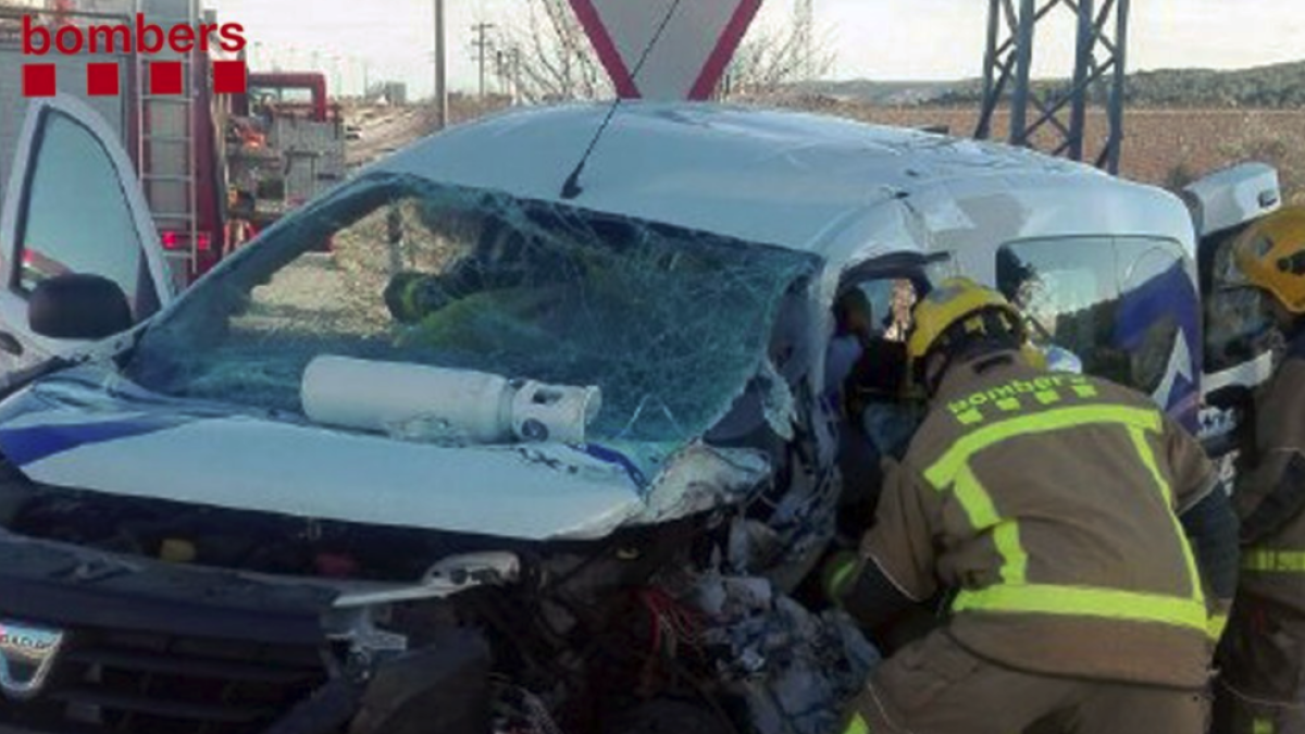 Dos heridos, uno de ellos grave, en un choque entre un coche y una furgoneta en Castellet i la Gornal