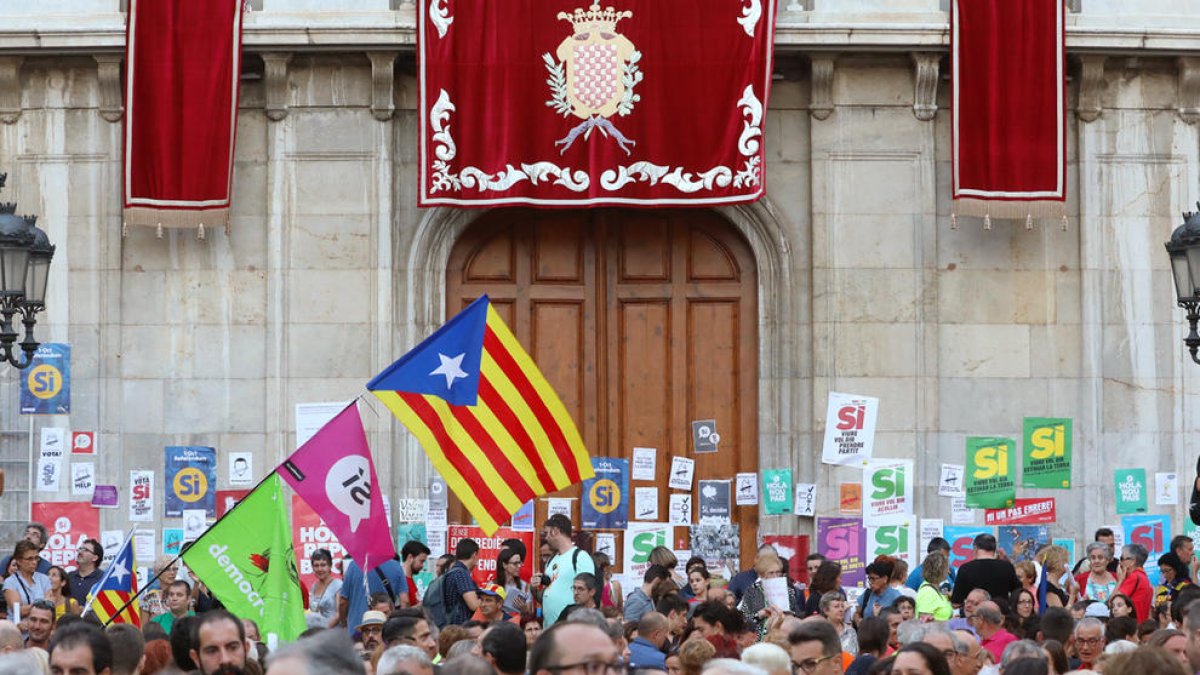 L'Ajuntament empaperat, «símbol de llibertat» a la 'Marató per la Democràcia'