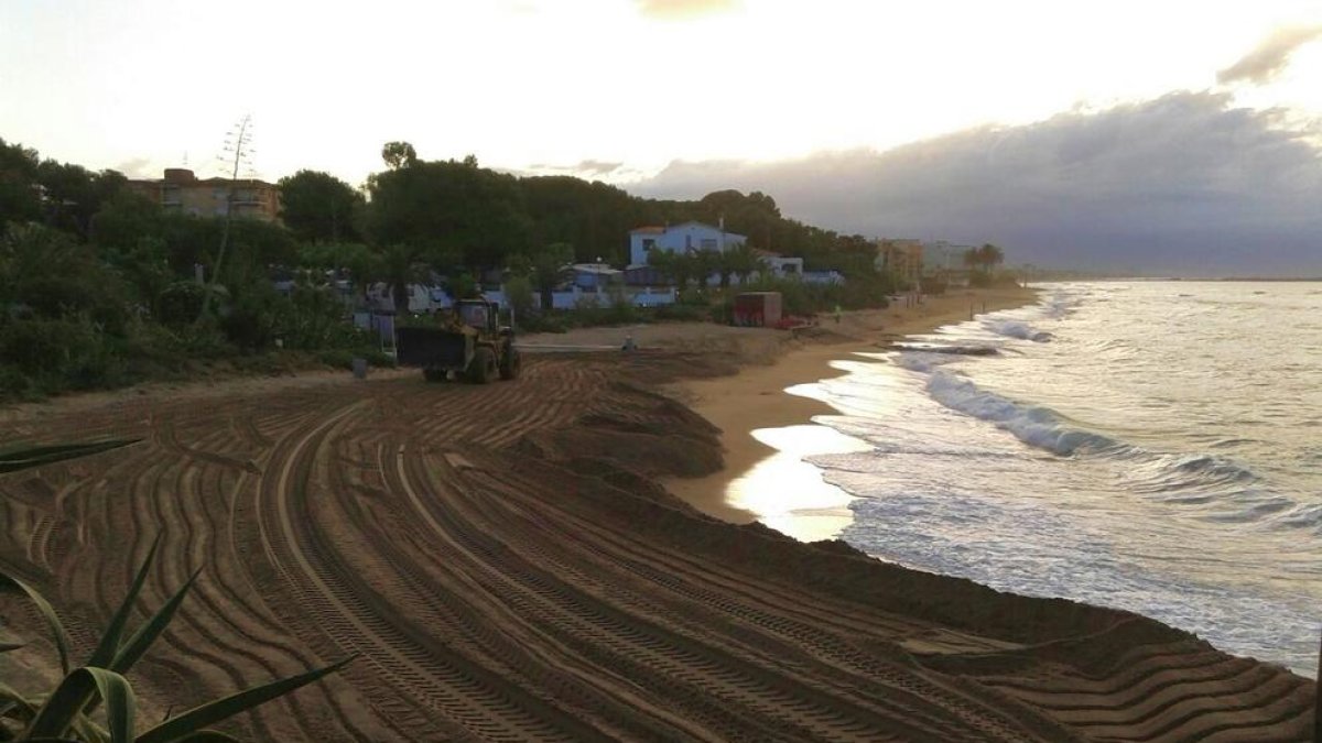 Costes estudia la pèrdua de sorra de la plaja de Coma-ruga