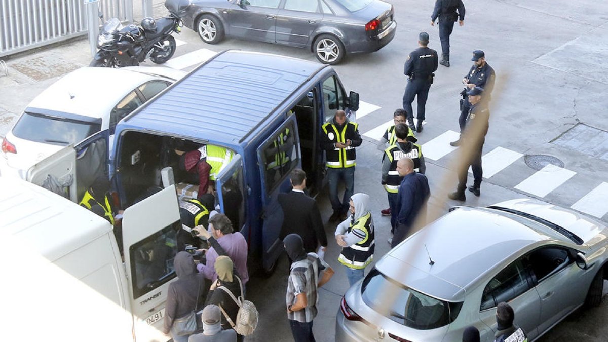 La policia troba documents de l'1-O entre el material que els Mossos portaven a incinerar